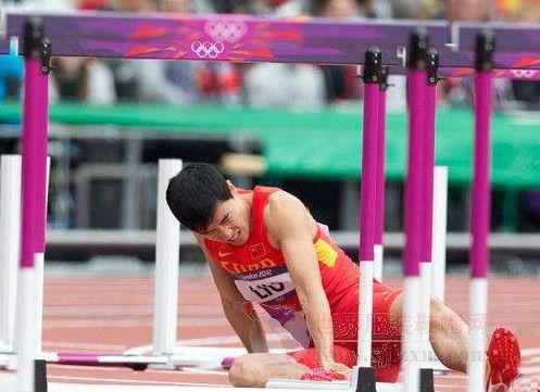 成人摔倒视频素材无水印,揭秘成人摔倒的瞬间动态-第1张图片-草莓视频深夜