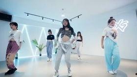 成人礼学校送礼视频,见证青春成长的温馨瞬间-第1张图片-草莓视频深夜