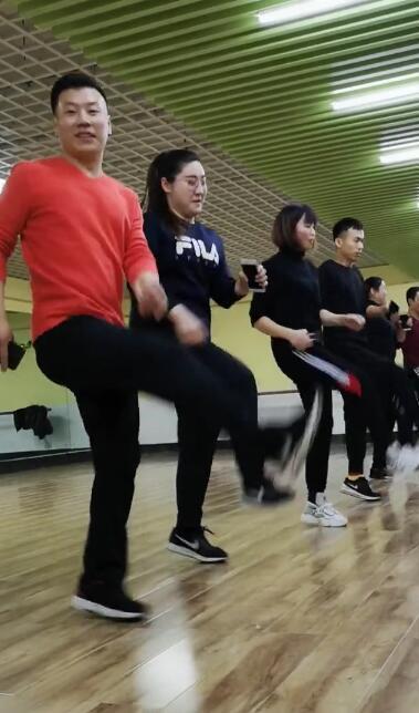 成人跳绳脚步训练视频,跟随视频轻松掌握技巧-第3张图片-草莓视频深夜