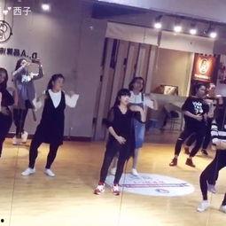 顺恒广场成人舞蹈视频,动感旋律下的优雅舞动-第3张图片-草莓视频深夜