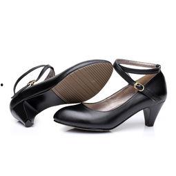 女人成人皮鞋视频,揭秘女性成人皮鞋的魅力与穿搭技巧-第2张图片-草莓视频深夜