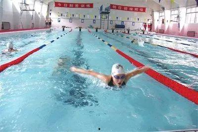 成人游泳蝶泳教学视频,轻松掌握蝶泳技巧全解析-第2张图片-草莓视频深夜