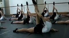 成人练舞蹈痛哭视频教学,成人舞蹈学习者的心路历程-第3张图片-草莓视频深夜